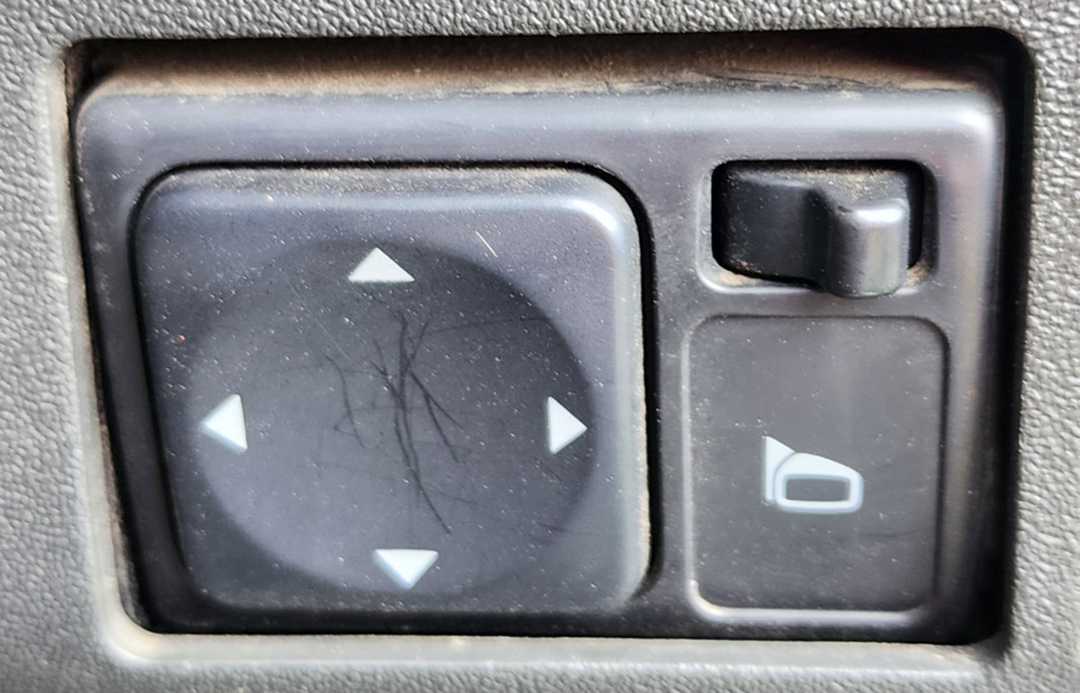 NAVARA MIRROR SWITCH