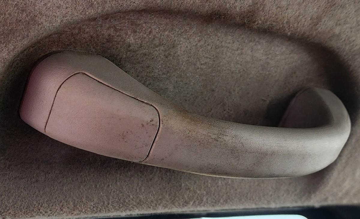 NAVARA RIGHT REAR GRAB HANDLE