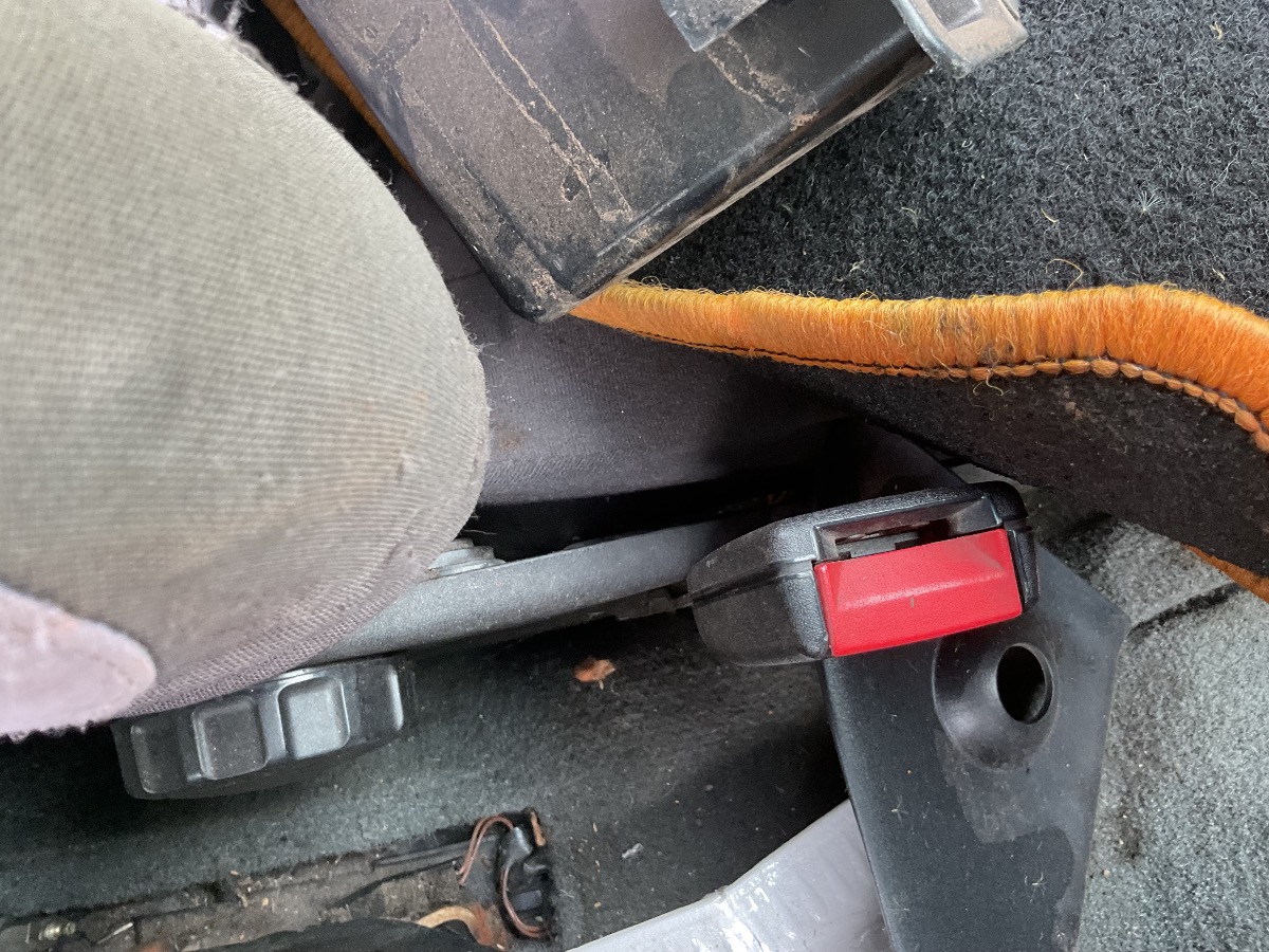 SEAT BELT BUCKEL RIGHT FRONT