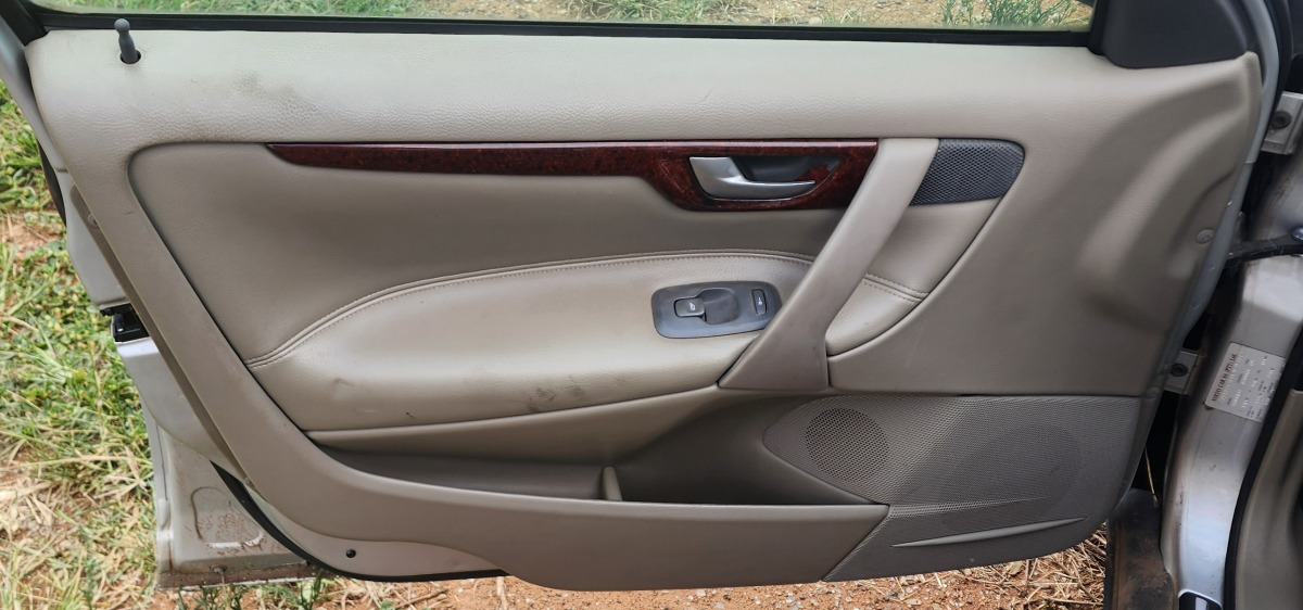 S60 LEFT FRONT DOOR PANEL
