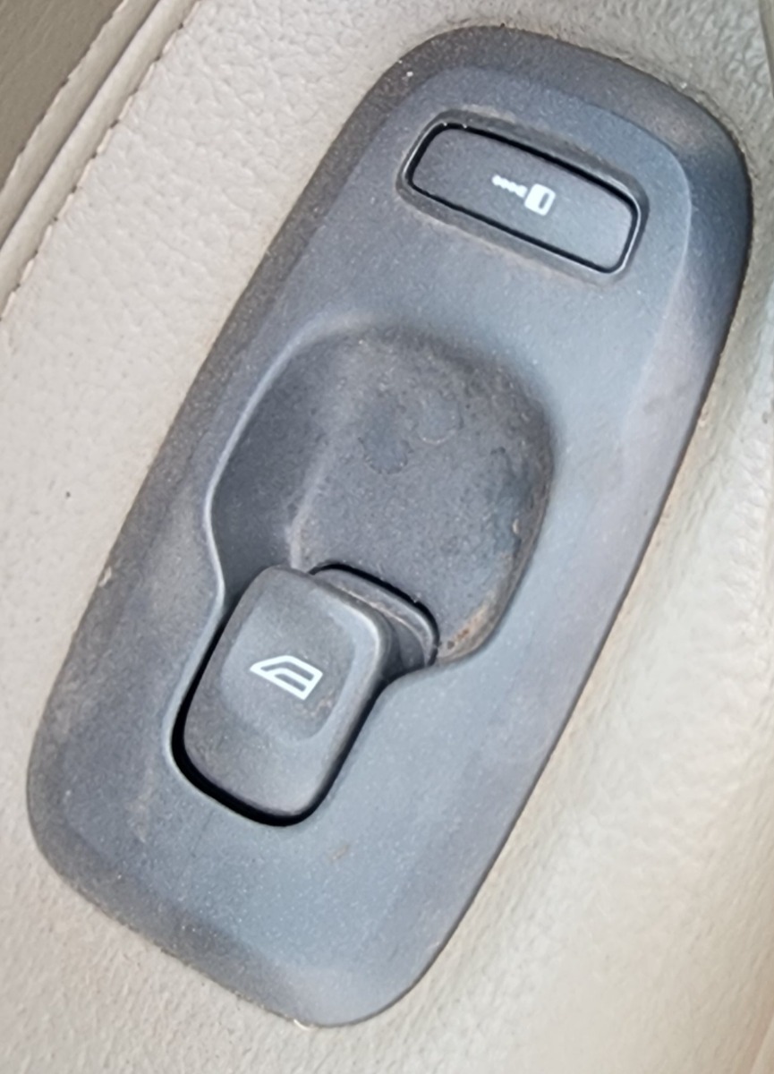 S60 LEFT FRONT WINDOW SWITCH