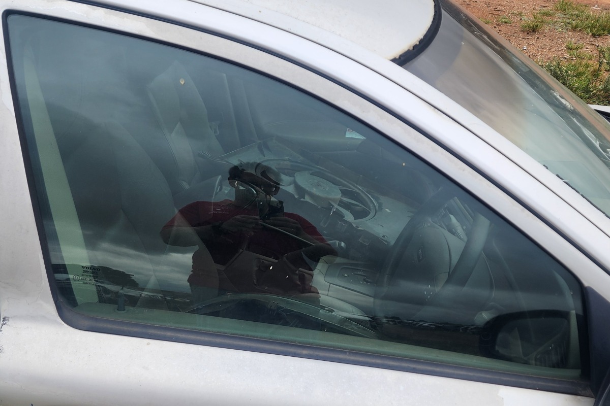 S60 RIGHT FRONT DOOR GLASS