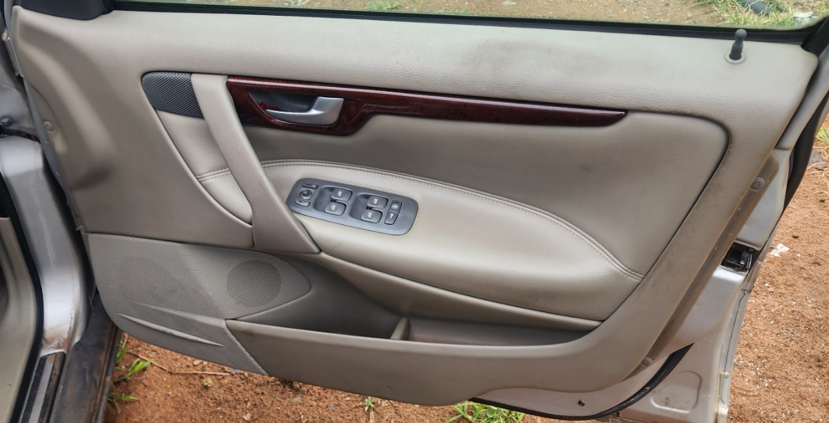 S60 RIGHT FRONT DOOR PANEL