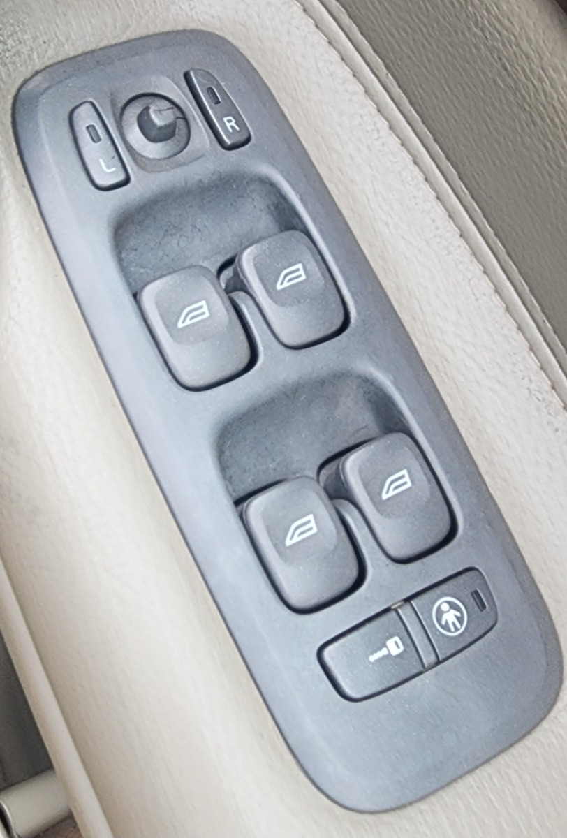 S60 RIGHT DOOR WINDOW SWITCH FRONT