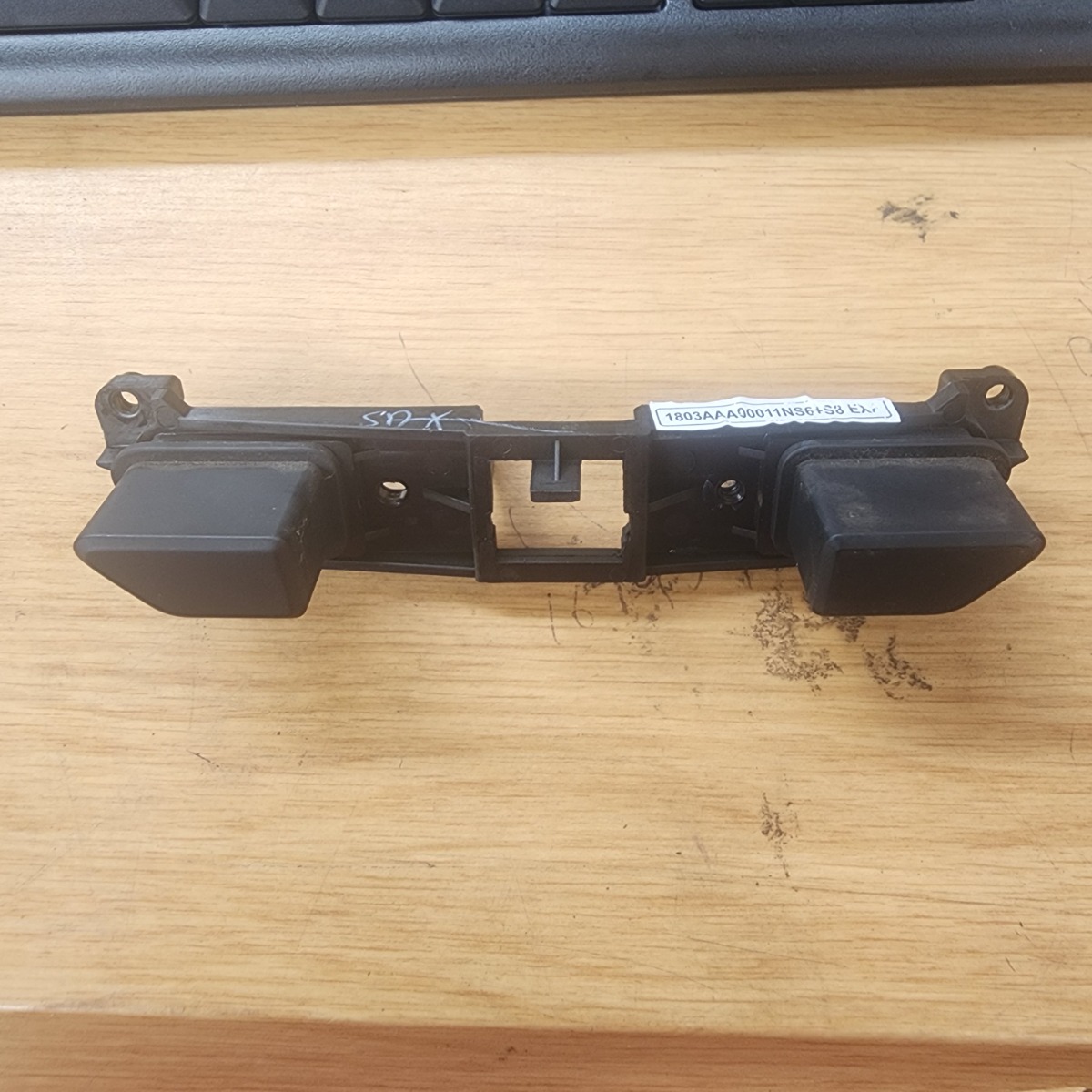 SCORPIO/PICK UP CENTRE DASH TRIM BRACKET