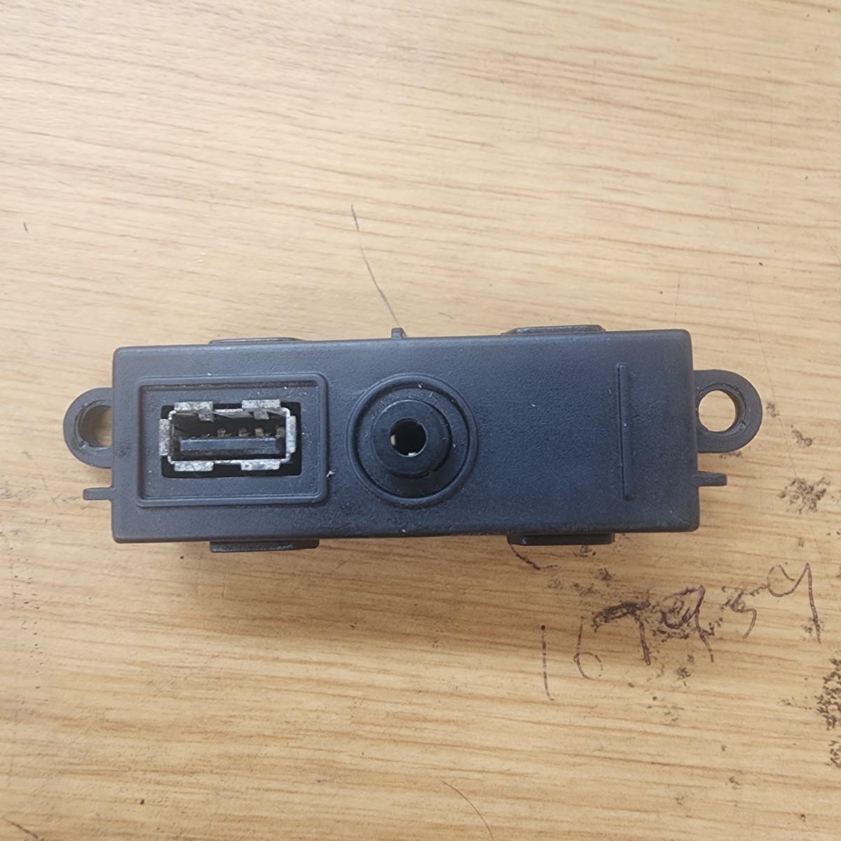 SCORPIO/PICK UP AUX CONNECTOR