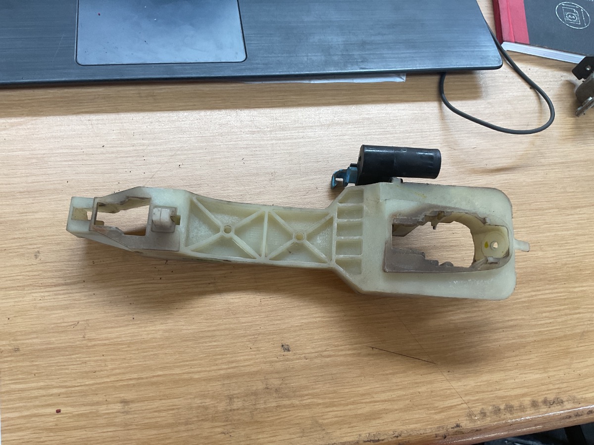 I20 INNER PLASTIC DOOR HANDEL LEFT