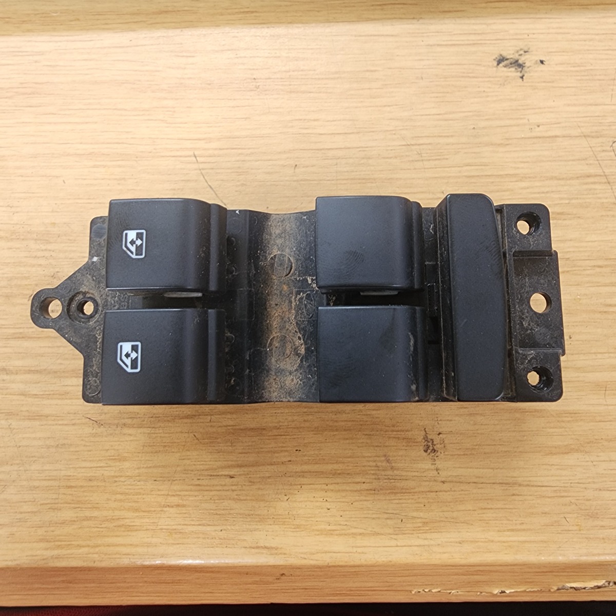 SCORPIO/PICK UP DRIVER WINDOW SWITCH