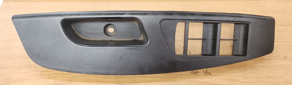 SCORPIO RIGHT FRONT DOOR PANEL TRIM