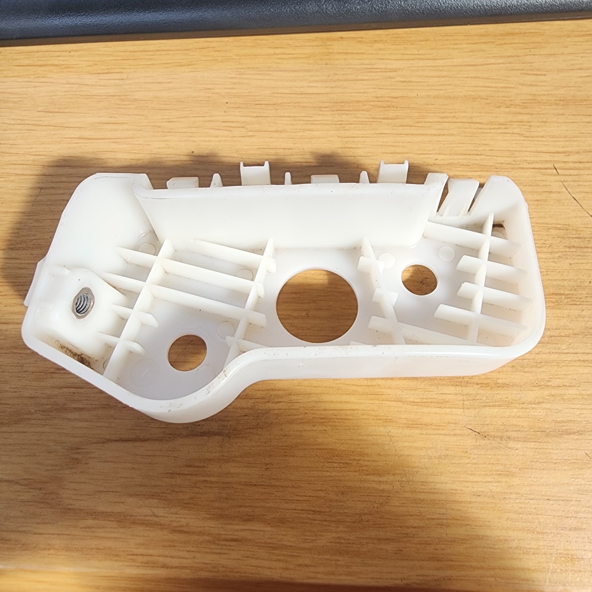 SCORPIO/PIK UP RIGHT FRONT BUMPER BRACKET