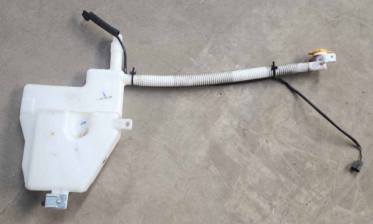 SCORPIO/PIK UP WINDSCREEN WASHER BOTTLE