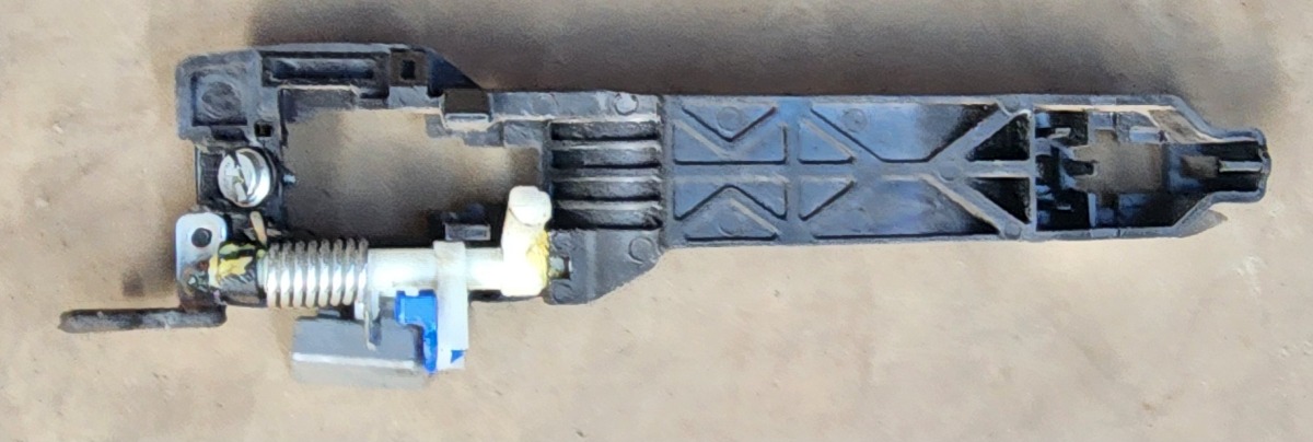 SCORPIO/PIK UP RIGHT INNER DOOR HANDLE BRCKET