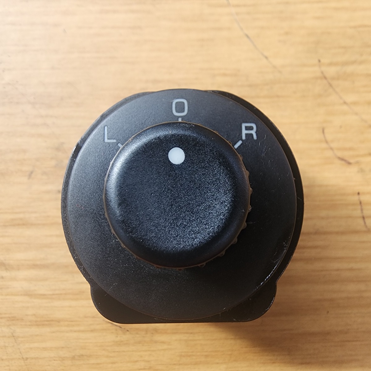 SCORPIO/PICK UP MIRROR ADJUST SWITCH