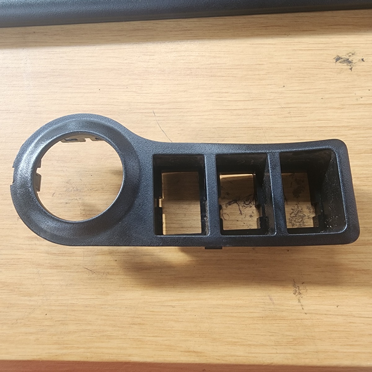 SCORPIO/PICK UP RIGHT DASH SWITCH TRIM