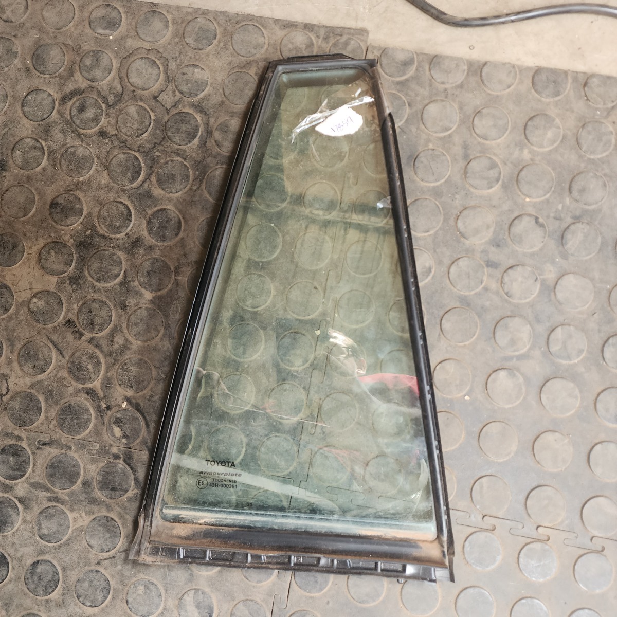 COROLLA CROSS RIGHT REAR QUARTER GLASS
