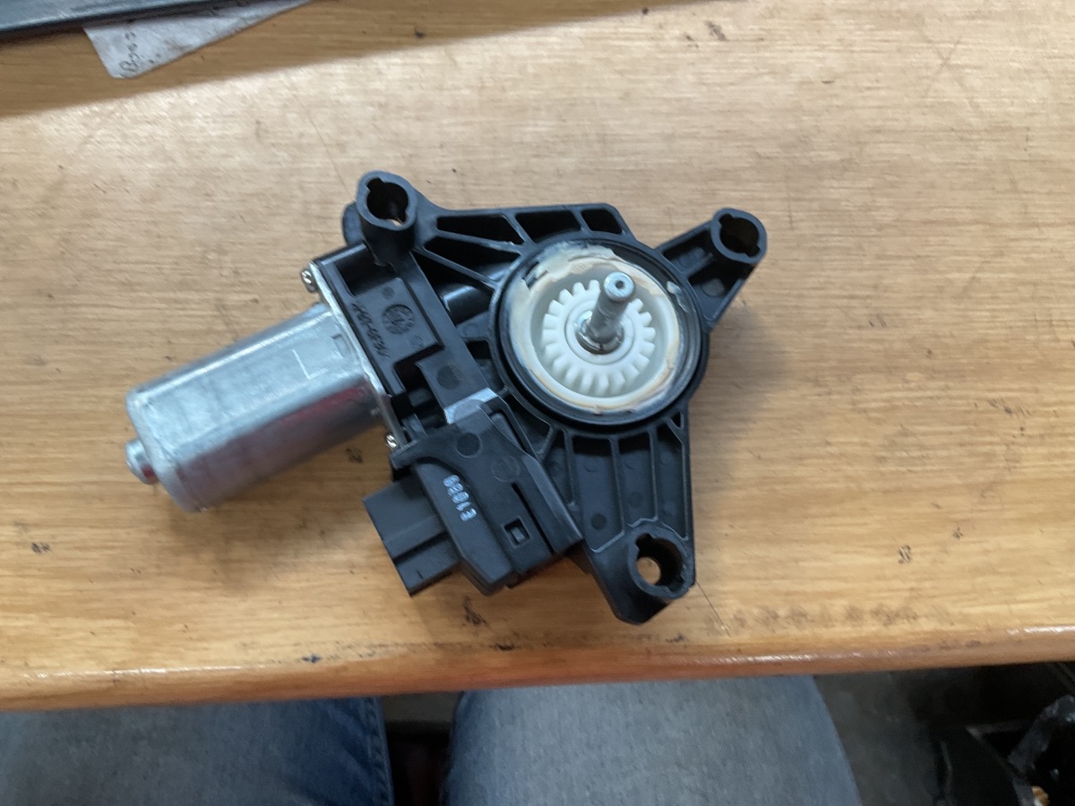 C CLASS REAR RIGHT DOOR POWER WINDOW MOTOR