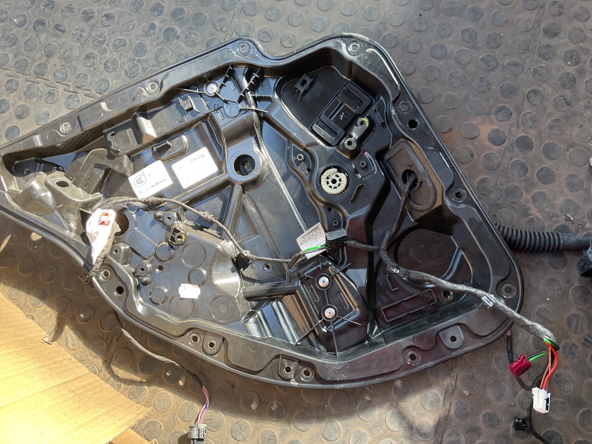 C CLASS FRONT LEFT DOOR INNER COVER