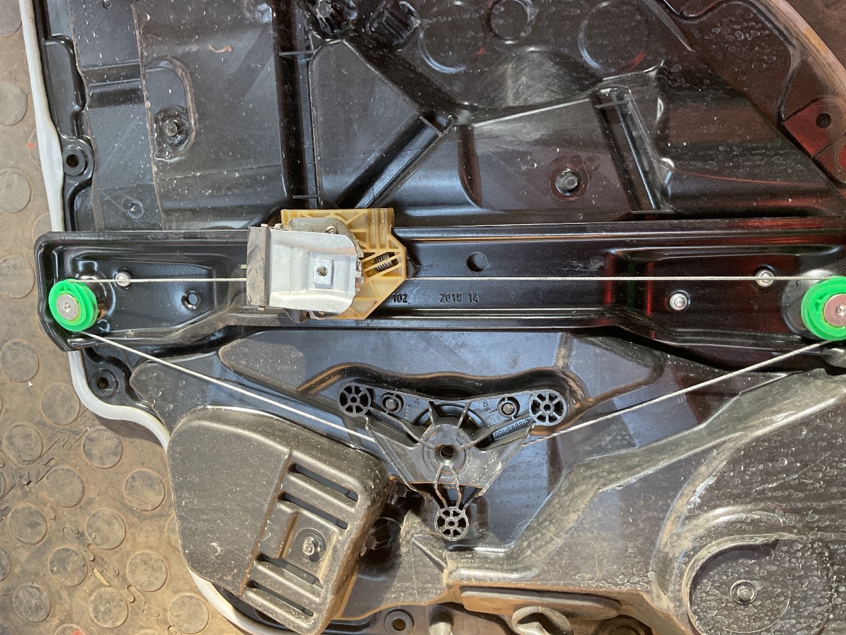 C CLASS REAR LEFT DOOR WINDOW WINDER MECHANISM