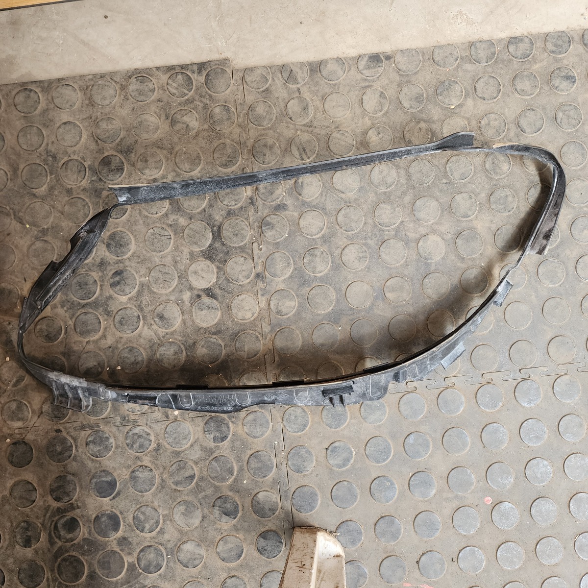 W205 LEFT HEADLAMP SEAL