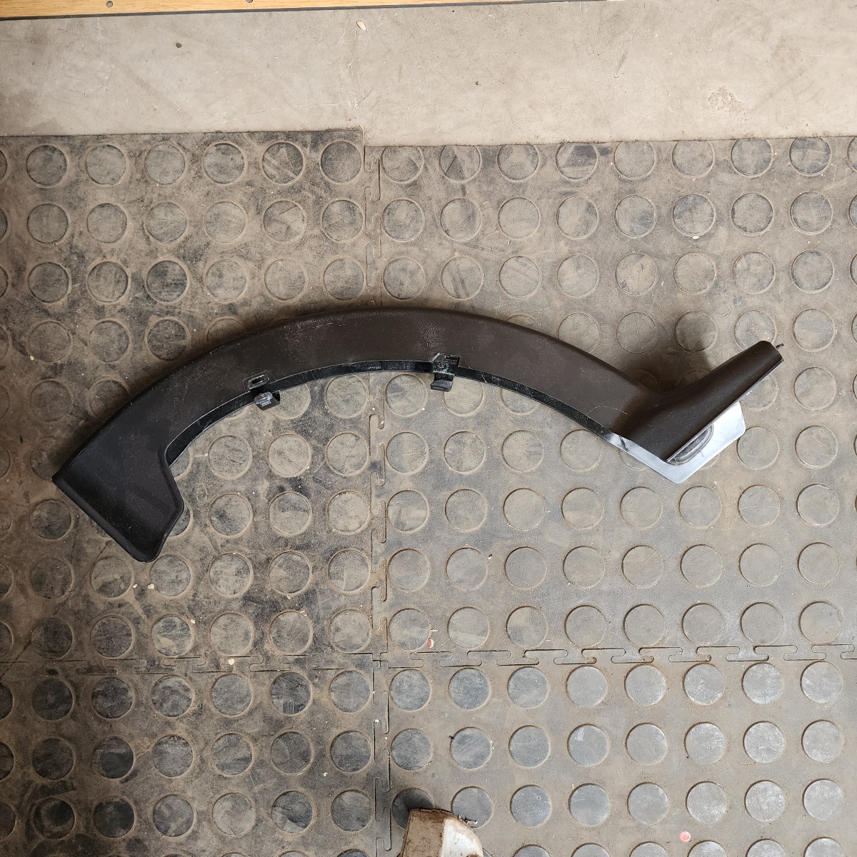 W205 LEFT TRUNK HINGE COVER