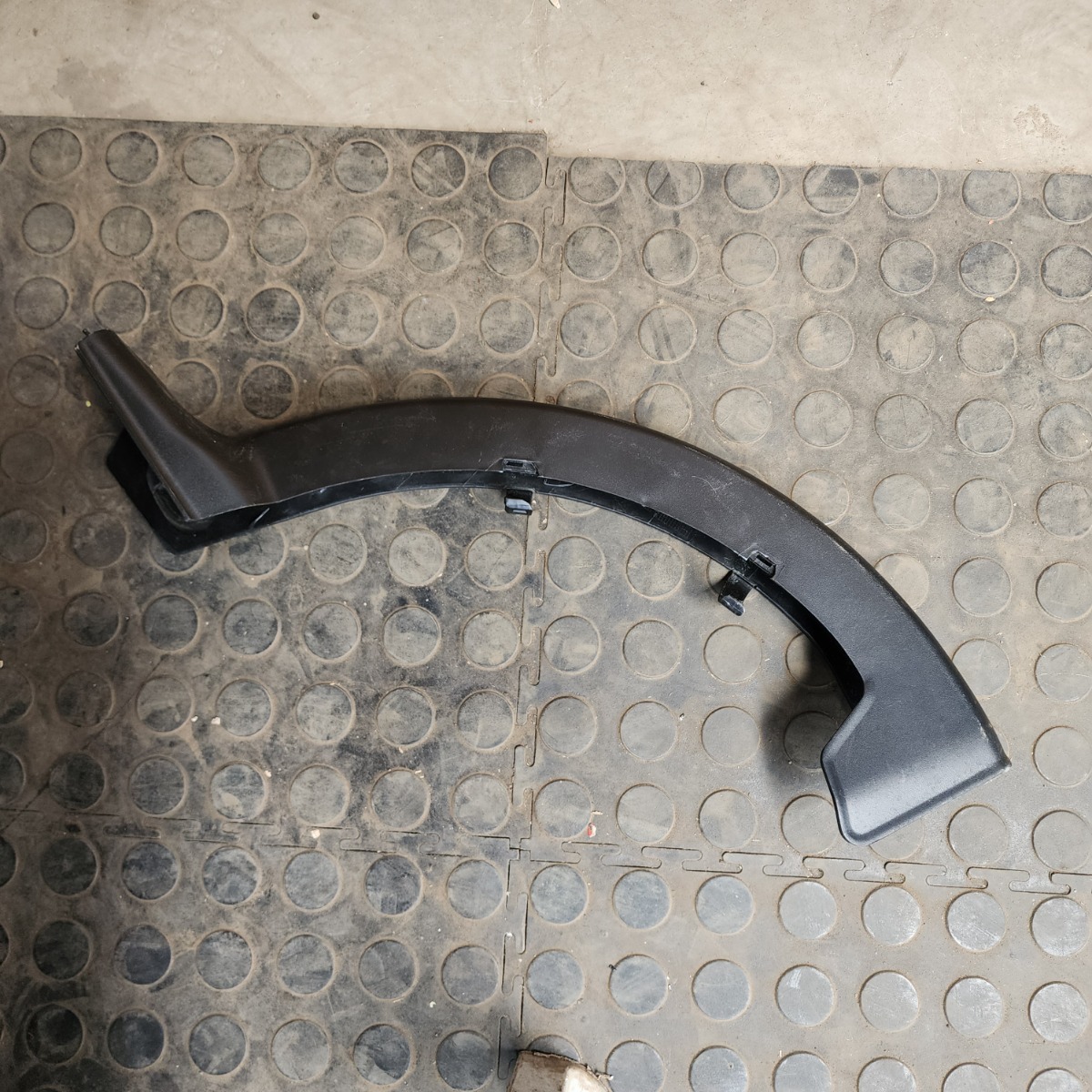 W205 RIGHT TRUNK HINGE COVER