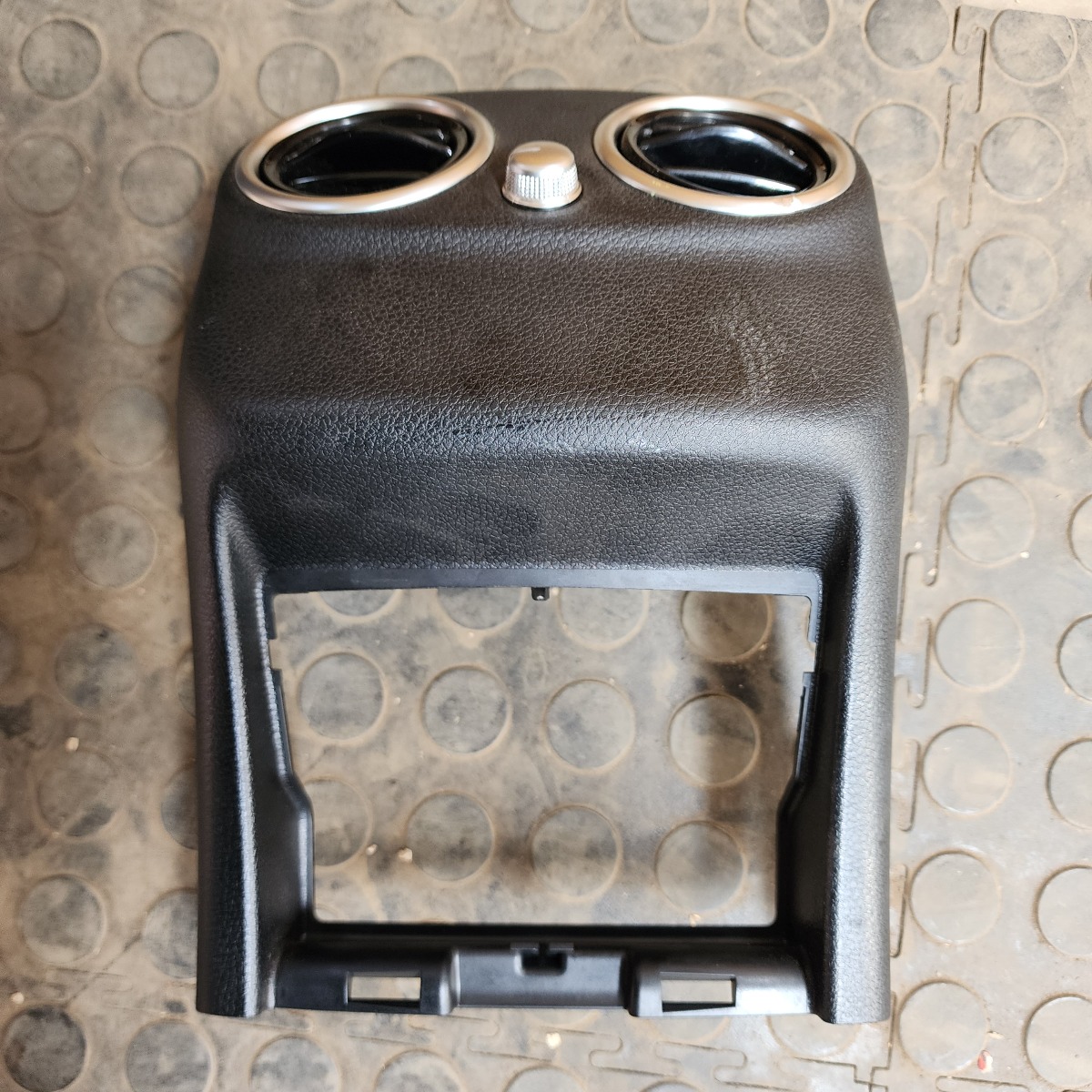 W205 CENTRE CONSOLE REAR VENT WITH TRIM