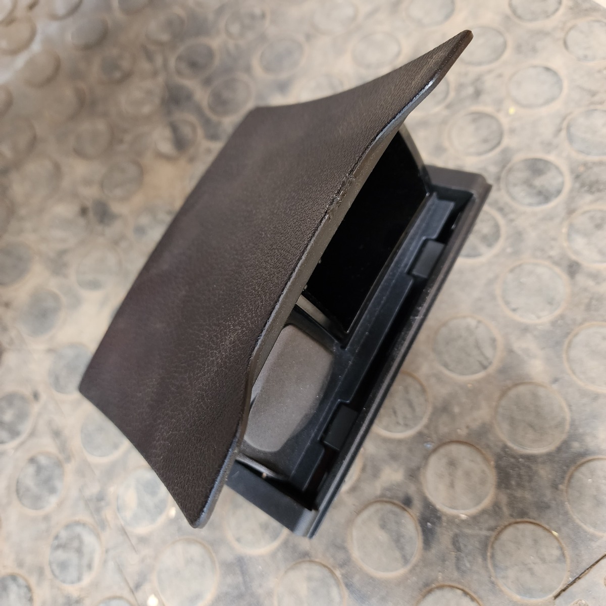 W205 REAR CONSOLE ASHTRAY