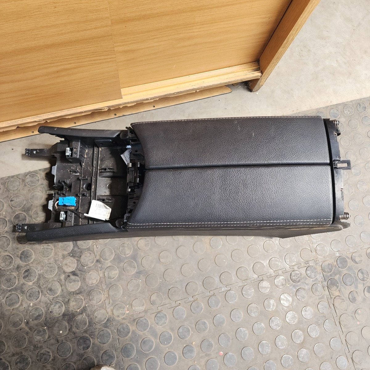 W205 CENTRE CONSOLE
