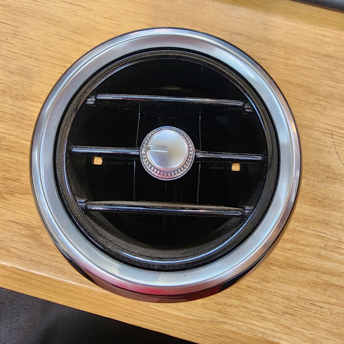 W205 CENTRE DASH VENT