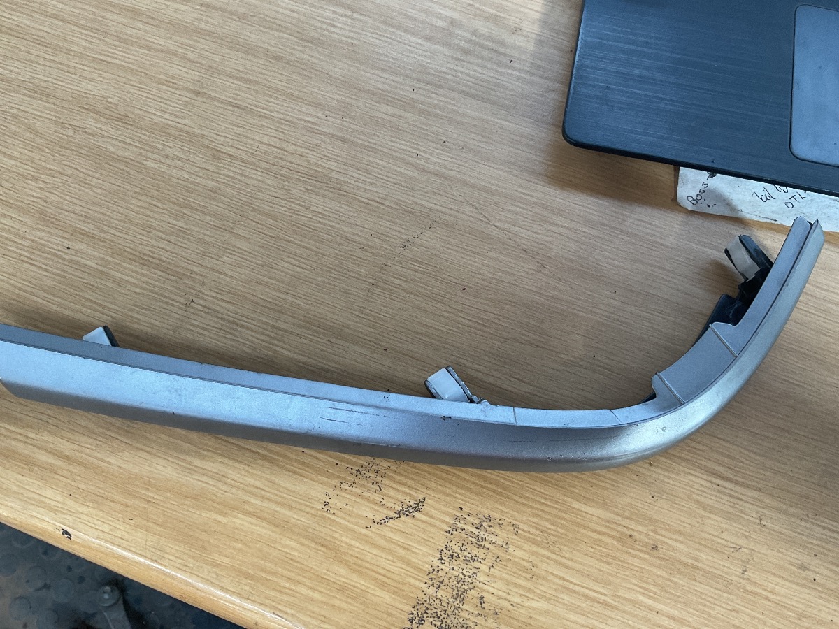 BALLADE LOWER GARNISH BRACKET