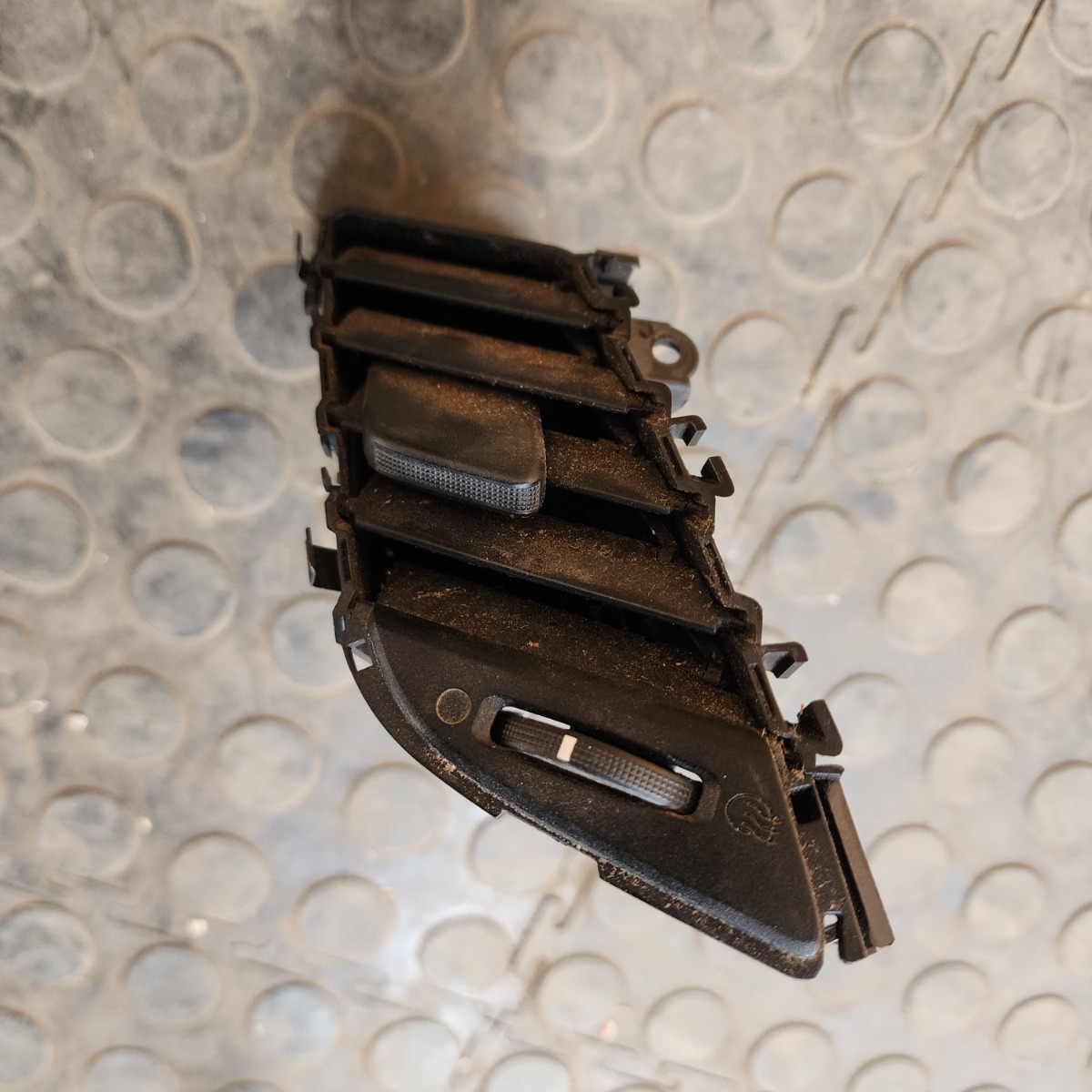 FIESTA ECOBOOST LEFT CENTRE VENT