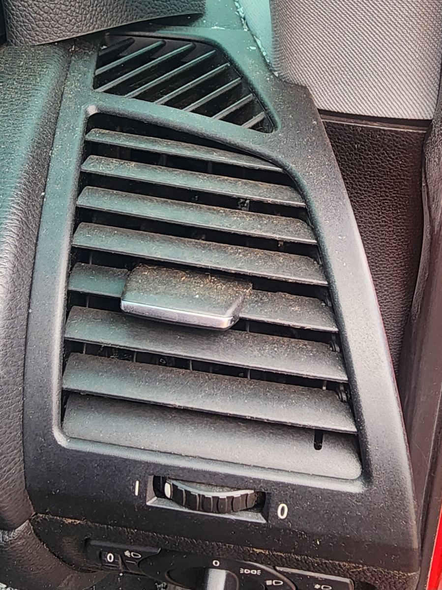 E81 RIGHT DASH VENT