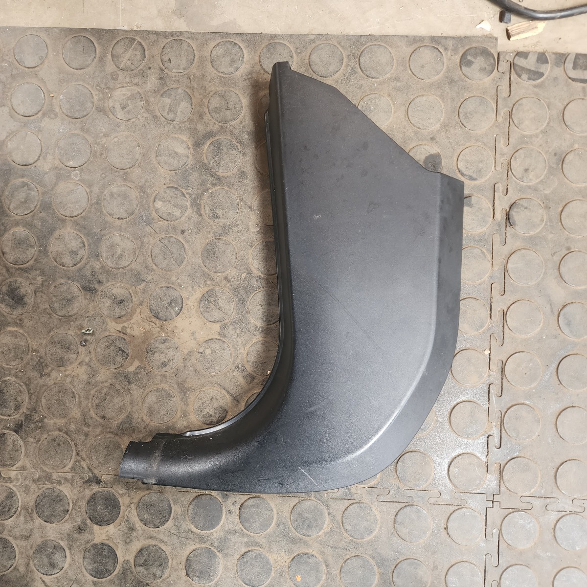 E81 LEFT FRONT LOWER A-PILLAR TRIM