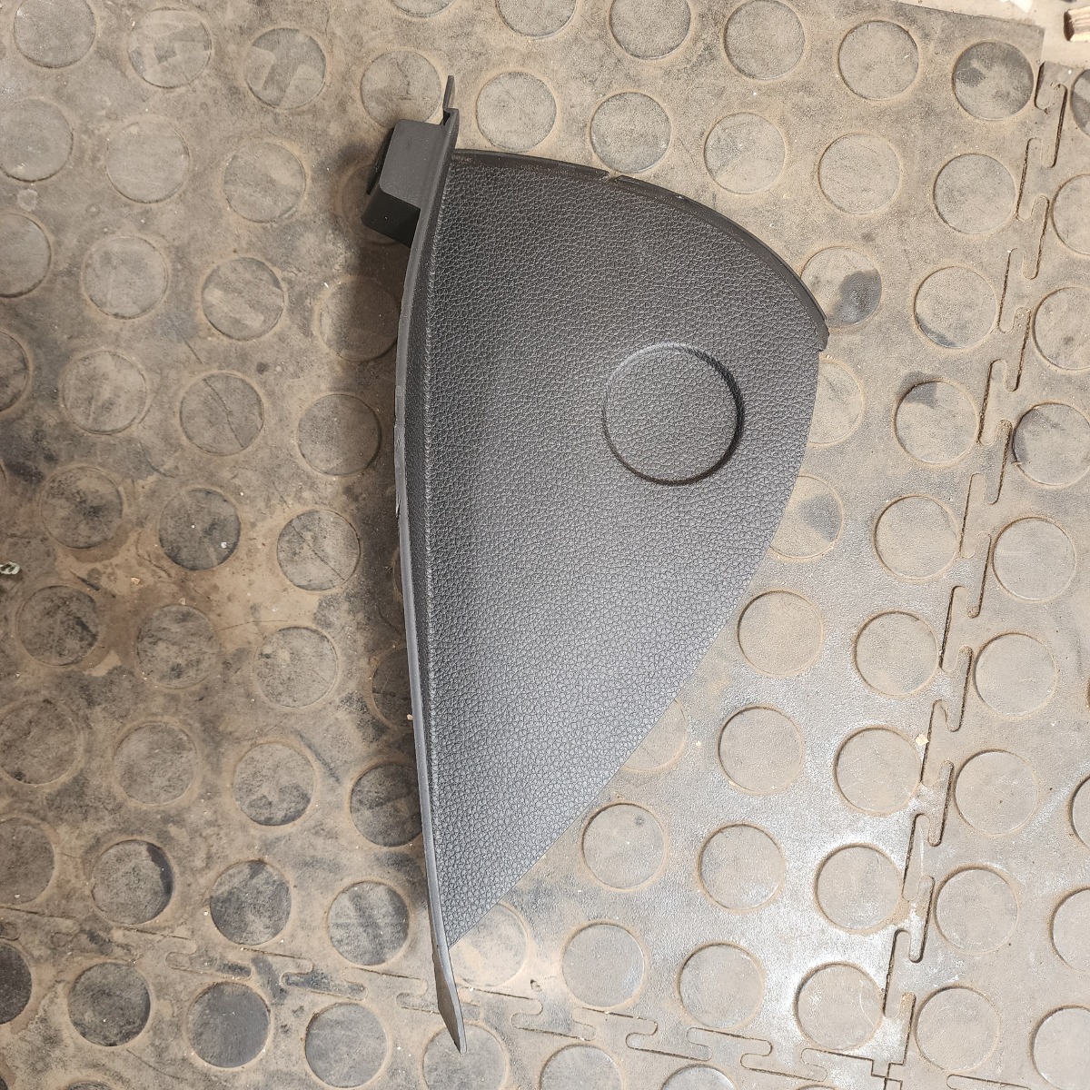 E81 LEFT DASH TRIM