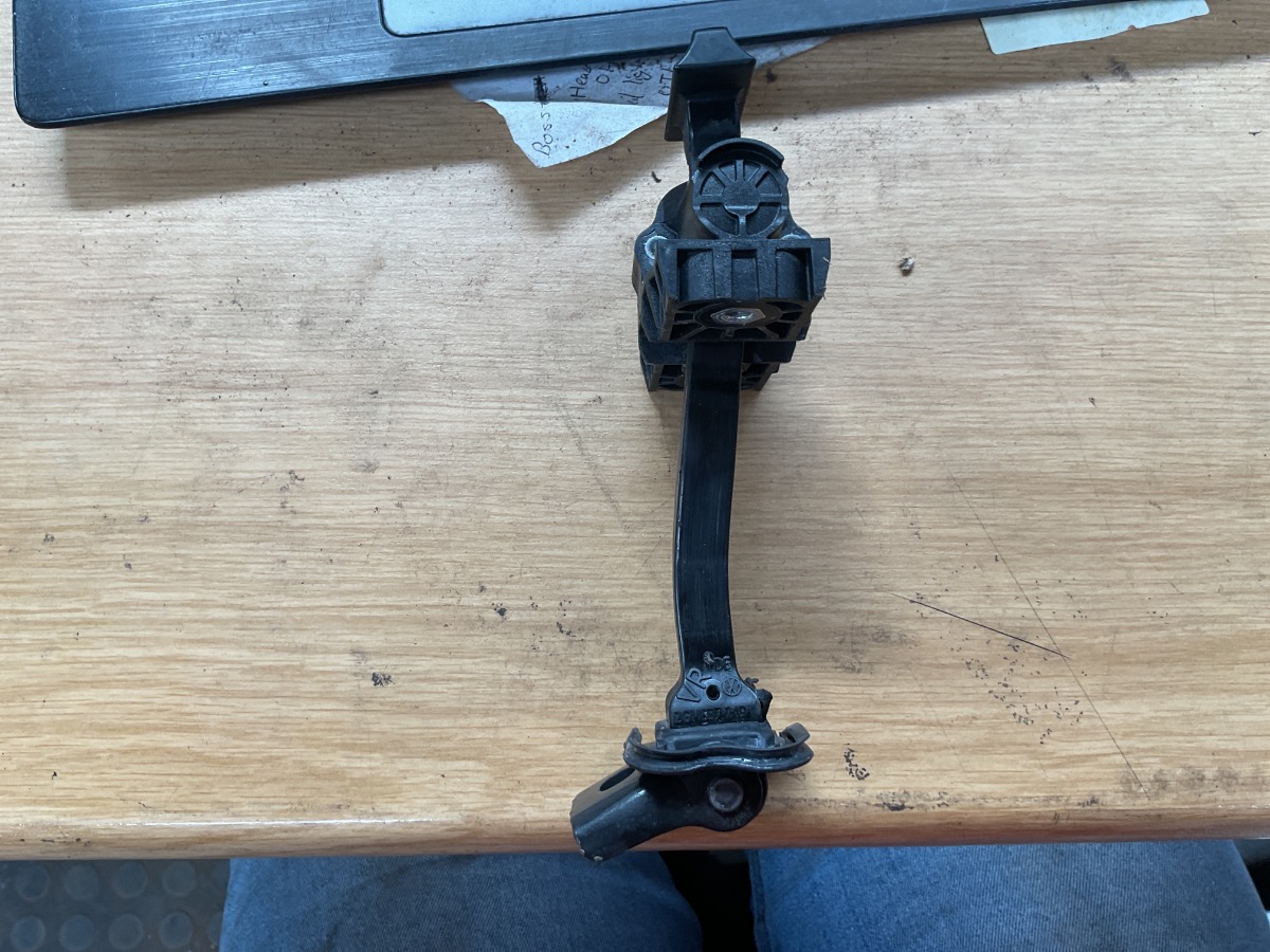 T CROSS DOOR CHECKSTRAP RIGHT FRONT