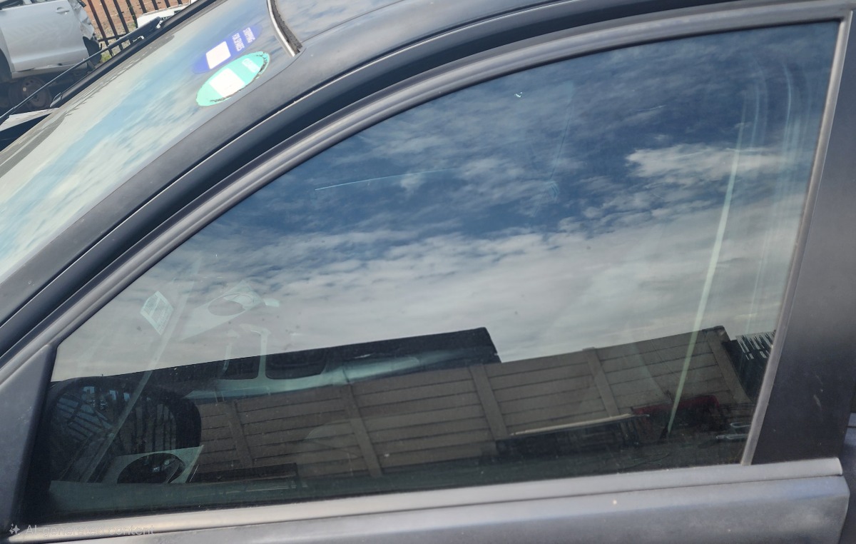 E90 LEFT FRONT DOOR GLASS