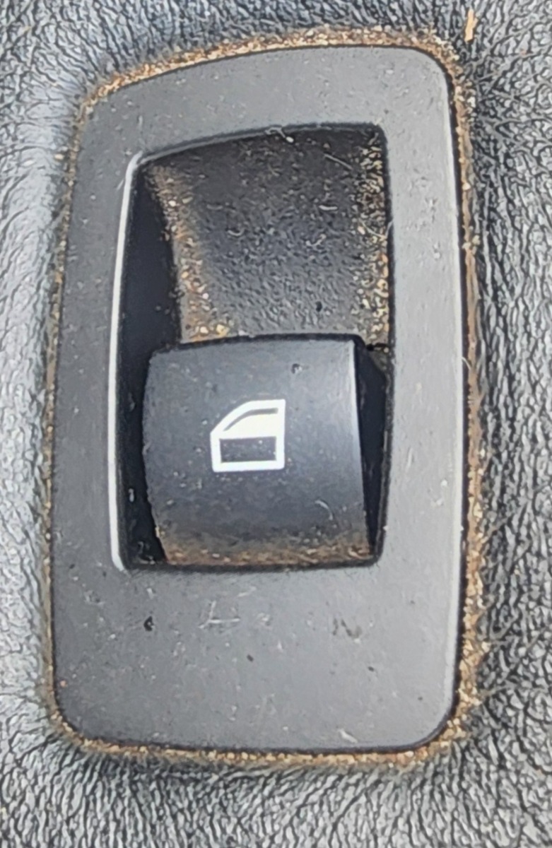 E90 LEFT FRONT WINDOW SWITCH