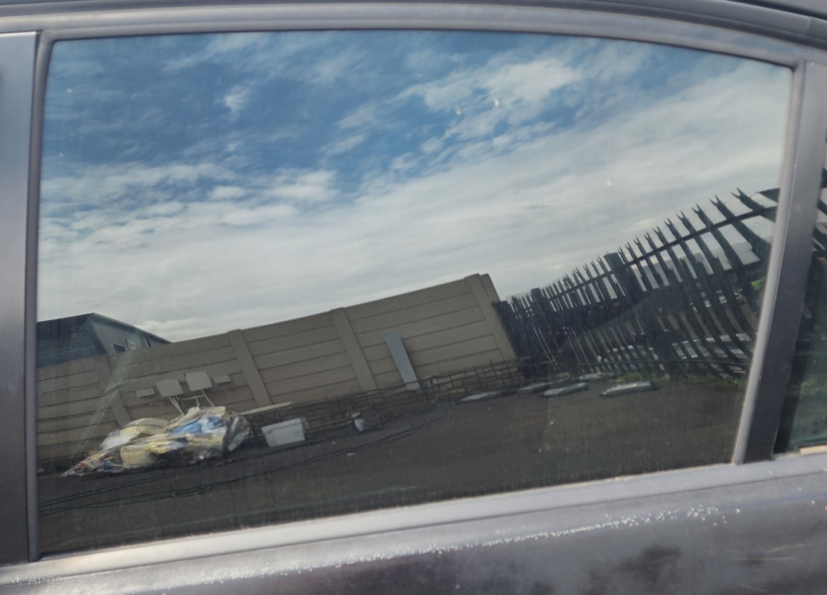 E90 LEFT REAR DOOR GLASS