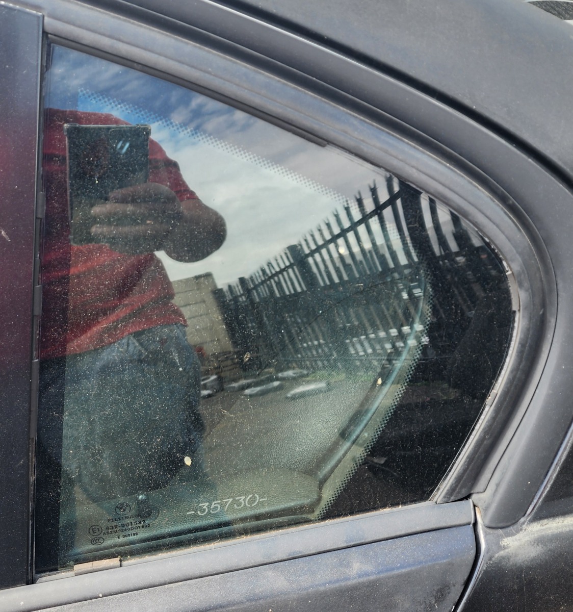 E90 LEFT REAR QUARTER VENT