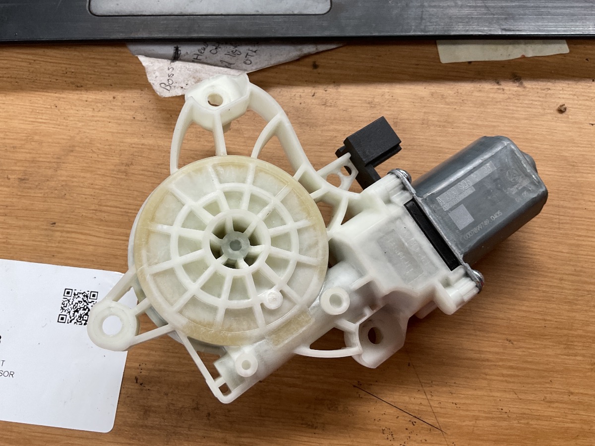 FRONT RIGHT DOOR WINDOW REGULATOR MOTOR