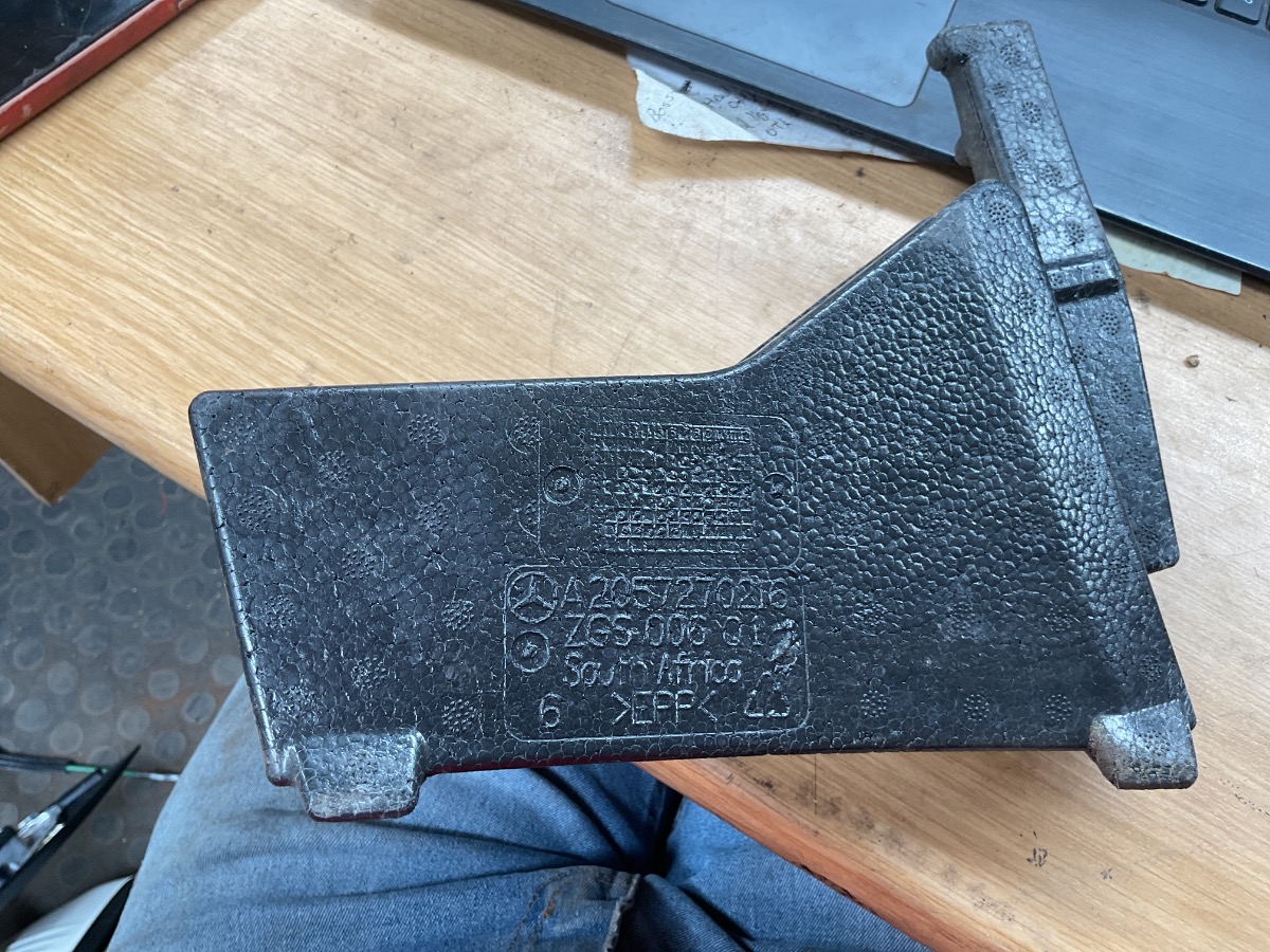 C43 Foam seal at the bottom of the front right door