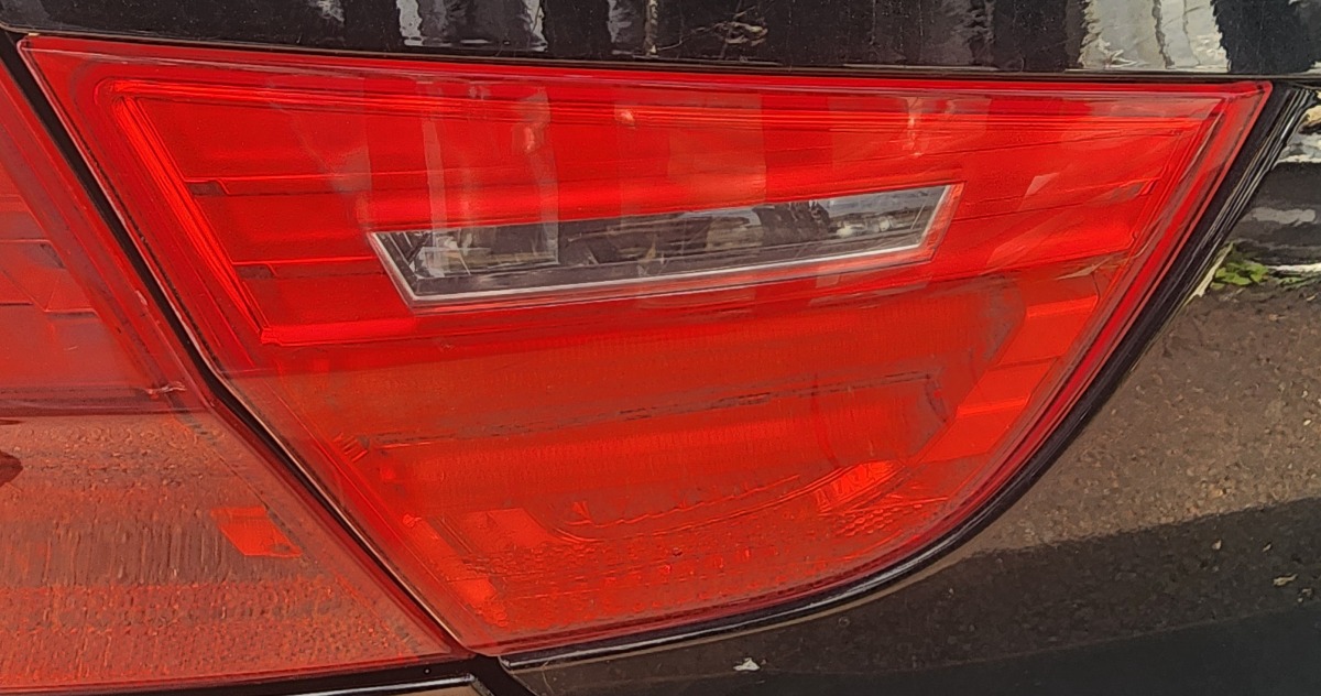 E90 LEFT INNER TAILLIGHT