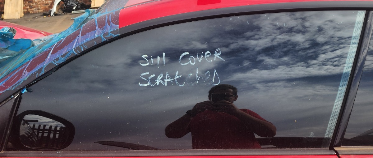 E81 LEFT DOOR GLASS