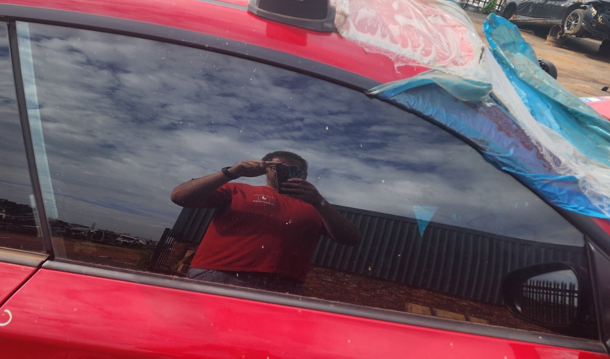 E81 RIGHT DOOR GLASS