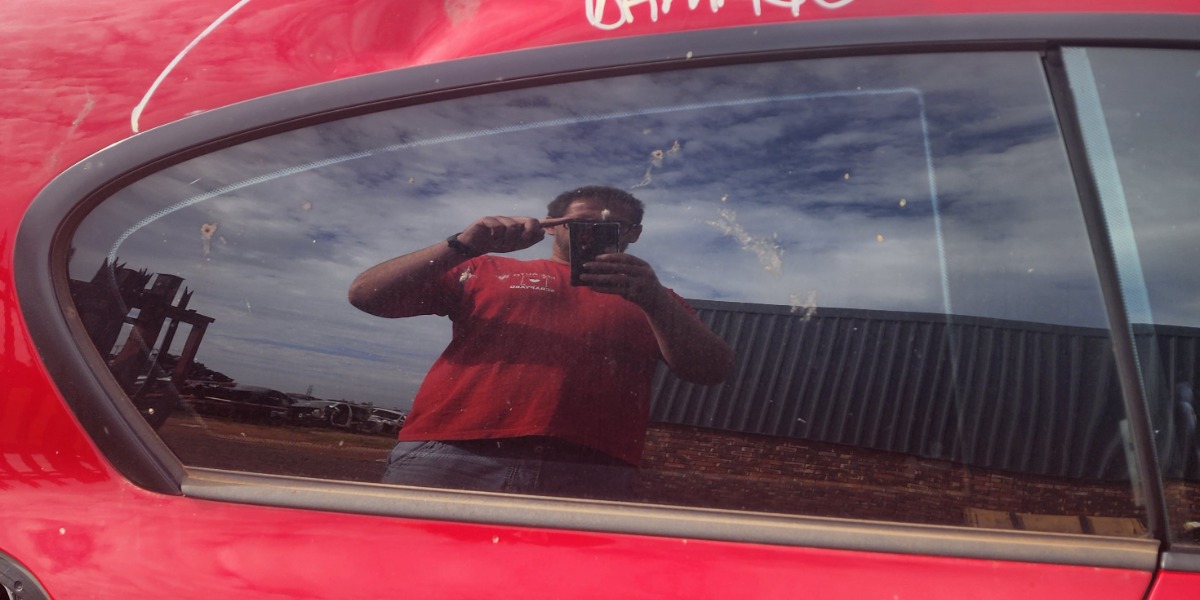 E81 RIGHT REAR BODY GLASS