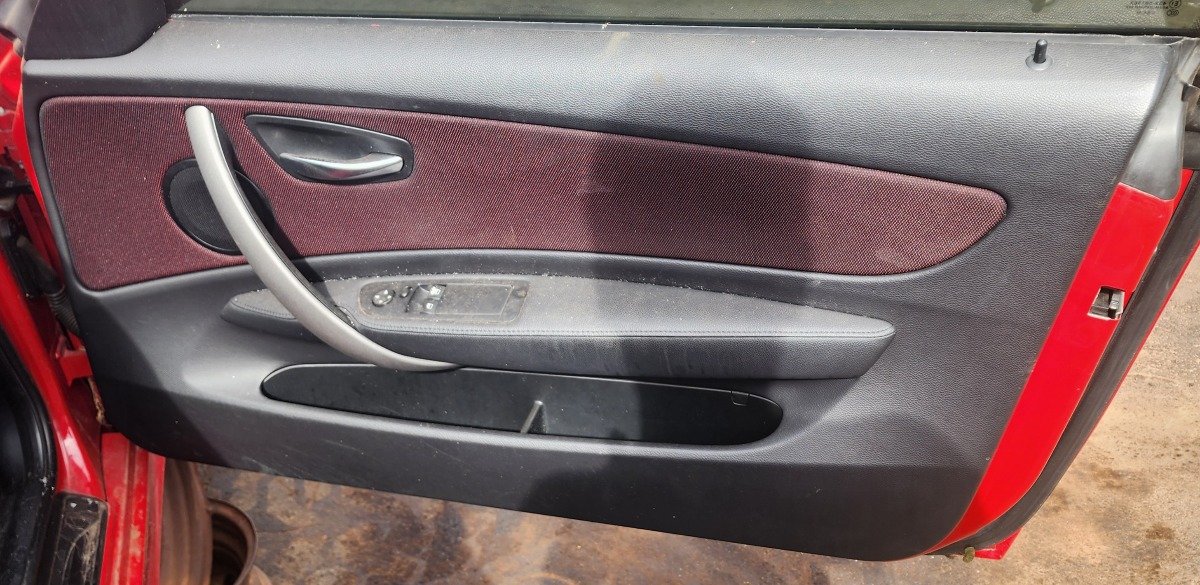 E81 RIGHT DOOR PANEL COVER