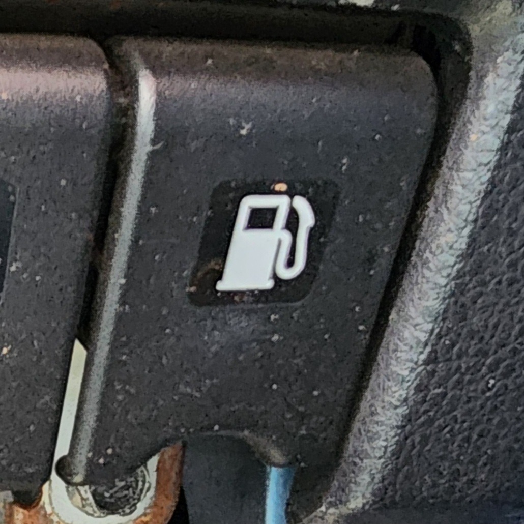 TIIDA FUEL FLAP LEVER