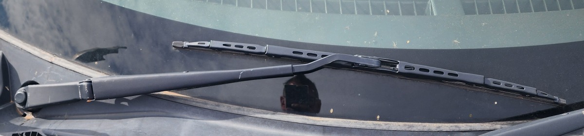 SWIFT RIGHT FRONT WIPER ARM