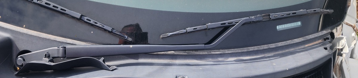 SWIFT LEFT FRONT WIPER ARM