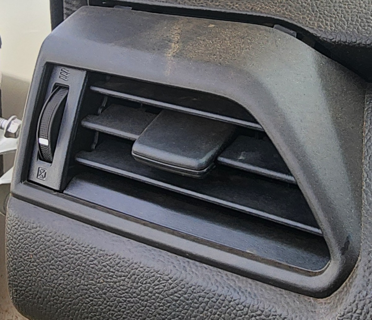 SWIFT LEFT DASH VENT